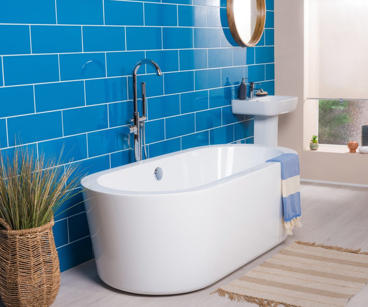 modern-new-steel-faucet-with-ceramic-bathtub-bathroom